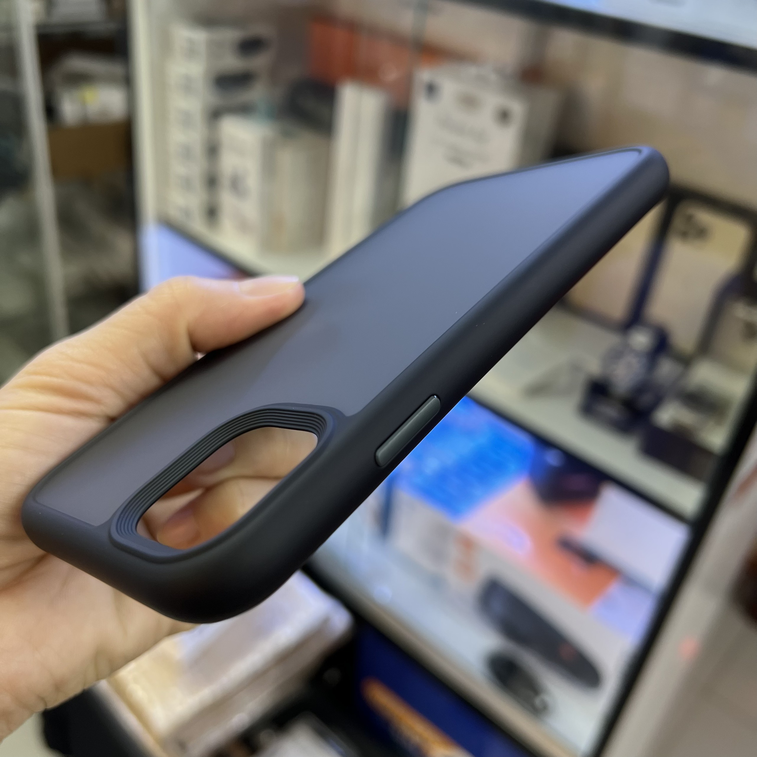Ốp lưng dành cho iPhone 11 Likgus lưng nhám chống sốc tốt- hàng chính hãng