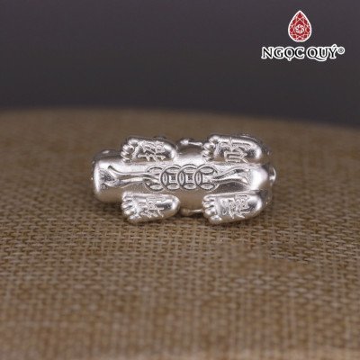 Charm bạc tỳ hưu họa tiết xỏ ngang - Ngọc Quý Gemstones