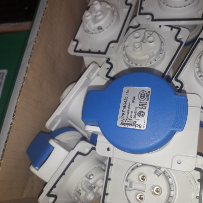 Ổ cắm công nghiệp PKF16G423 Schneider gắng tủ, tường 2P+E 16A | Chính hãng |