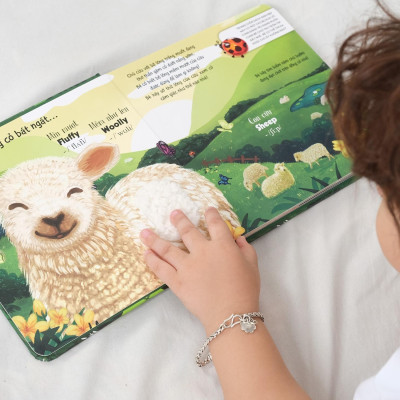 Touch And Feel - Sách Sờ Chạm Khám Phá - Thế Giới Động Vật - Một Ngày Giữa Thiên Nhiên