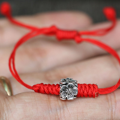 Vòng Kết Dây Đỏ Charm Hoa Bạc 4 Cạnh Ngọc Quý Gemstones GA1