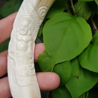 Mặt dây chuyền Nam Nanh Chạm Phật Di Lặc Giả Ngà hay gọi Xương mỹ nghệ màu trắng Mặt dây chạm hình Phật Di Lặc đã bọc khoen inox Nam đeo với sợi dây chuyền của mình đẹp ạ