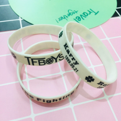 VÒNG TAY. LẮC TAY CAO SU TFBOYS COMBO 2 CÁI