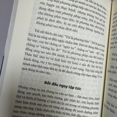HÃY LÀ NƯỚC: TRIẾT LÝ SỐNG TỪ HUYỀN THOẠI VÕ THUẬT LÝ TIỂU LONG – Shannon Lee - Hoàng Lan dịch - Thái Hà Books - Nhà xuất bản Thế Giới.