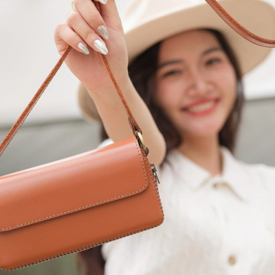 Túi đeo điện thoại , hiệu Khắc Tên, chất liệu da bò - Hàng chính hãng 