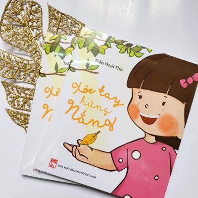 Sách - Xòe Tay Hứng Nắng - Bìa Mềm - DTBooks