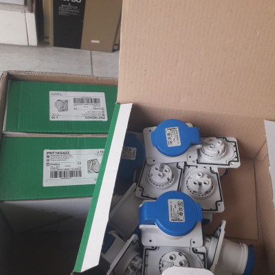 Ổ cắm công nghiệp PKF16G423 Schneider gắng tủ, tường 2P+E 16A | Chính hãng |
