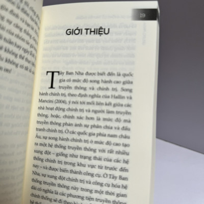 GRUPO PRISA - TRUYỀN THÔNG NÂNG CAO DÂN TRÍ VÀ VÌ TIẾNG NÓI CỦA NGƯỜI DÂN - Những Gã Khổng Lồ Truyền Thông Qua Góc Nhìn Kinh Tế Chính Trị - Luis A. Albornoz, Ana I. Segovia và Núria Almiron - Thơ Kiều dịch - Lyceum - NXB Đà Nẵng