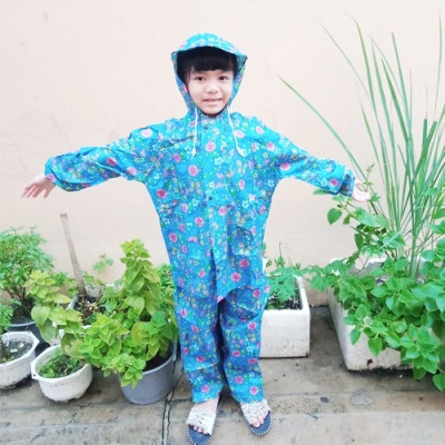 Bộ áo quần  đi mưa  cho bé từ  3  - 5 tuổi  , vải dù  chống thấm , siêu bền  , áo mưa có túi đựng xinh xắn , giao màu ngẫu nhiên