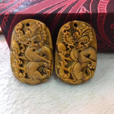 Mặt DÂY CHUYỀN RỒNG LƯỢN NGẬM CHÂU ĐÁ MẮT HỔ VÀNG NÂU TỰ NHIÊN SIZE DÀI 44MM X NGANG 29MM X DẦY 8MM NAM MỆNH KIM THỔ THỦY
