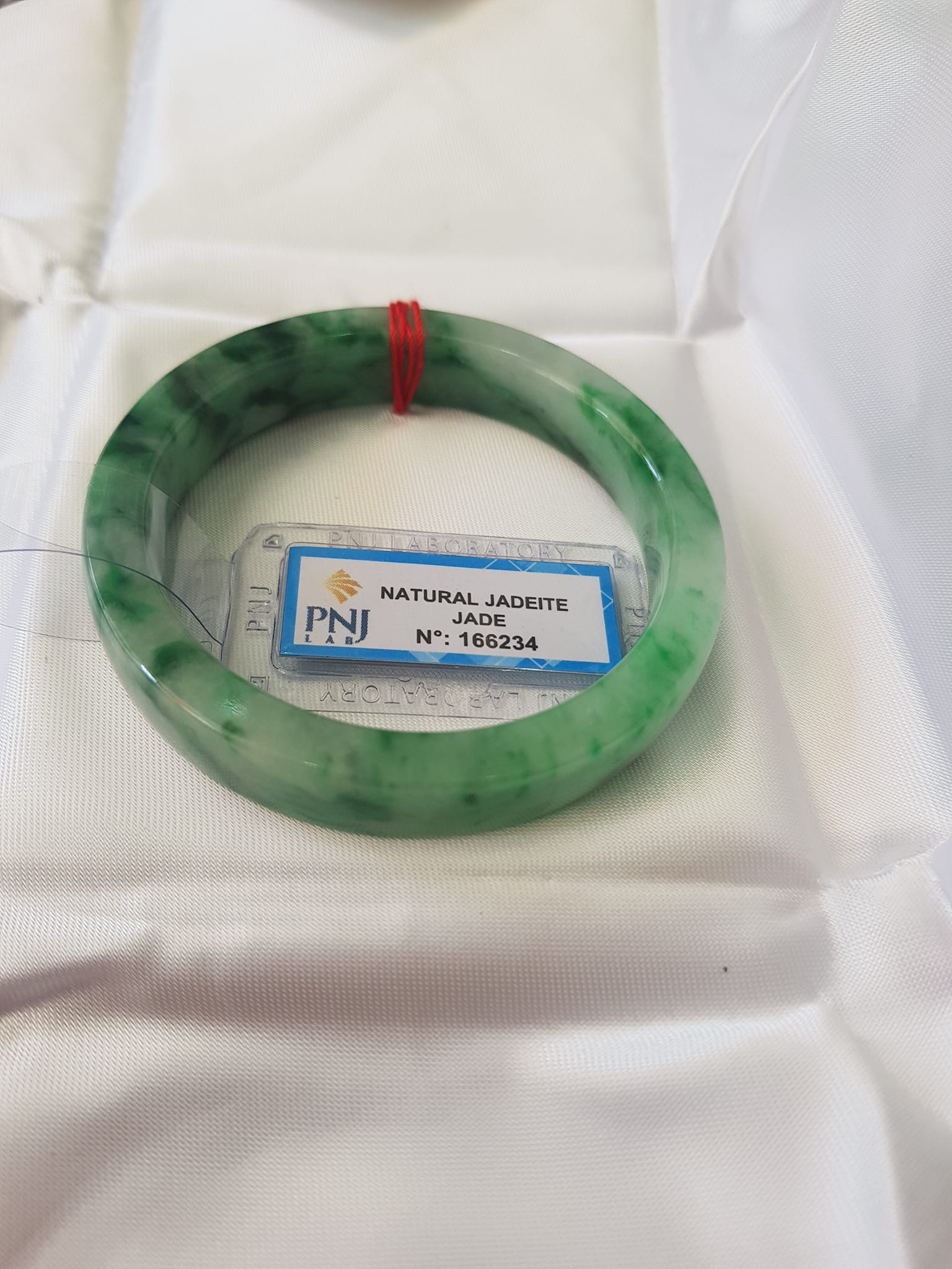 Vòng Tay Đá Ngọc Cẩm Thạch tự nhiên Bản Vuông 50mm Vòng đã kiểm định có giấy chứng nhận P No 166234 Natural Jadeite Nữ cân nặng 50kg - 55kg đeo Sang Tay Đẹp lắm luôn ạ