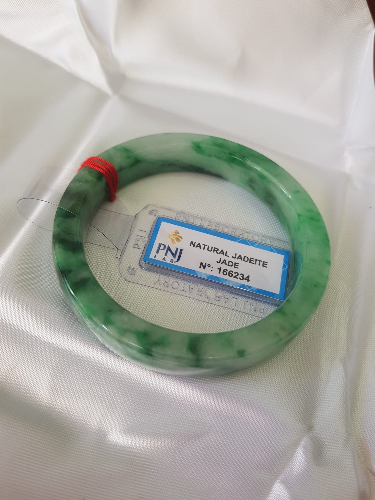 Vòng Tay Đá Ngọc Cẩm Thạch tự nhiên Bản Vuông 50mm Vòng đã kiểm định có giấy chứng nhận P No 166234 Natural Jadeite Nữ cân nặng 50kg - 55kg đeo Sang Tay Đẹp lắm luôn ạ