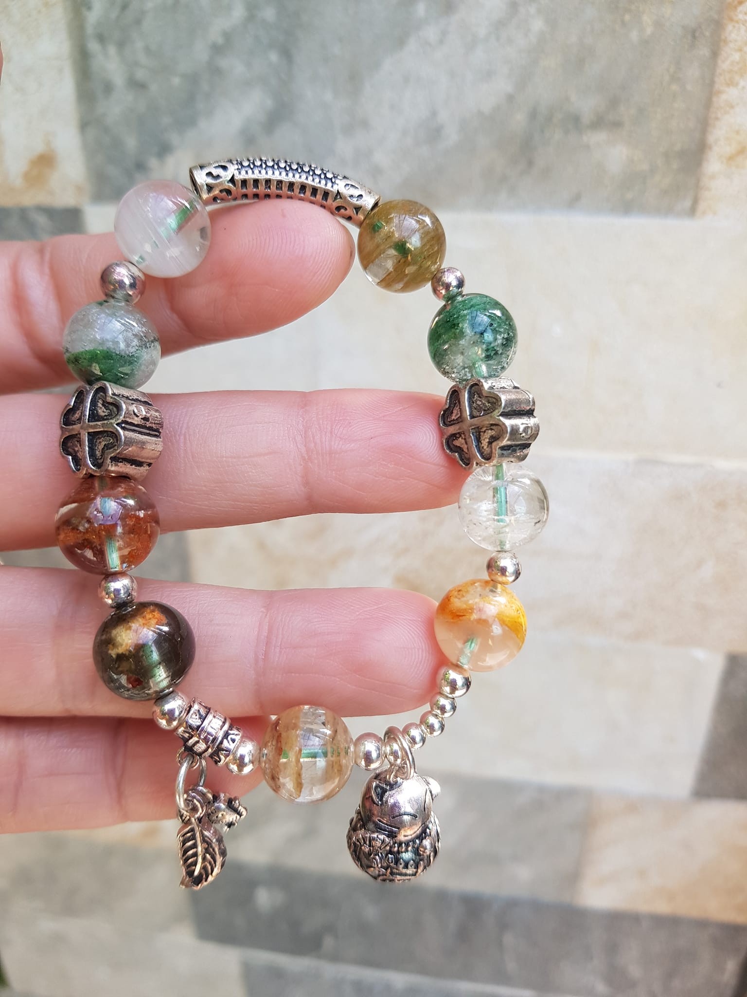 Vòng tay phong thủy may mắn đá thạch anh Ưu linh tự nhiên Charm bạc kiểu hình chiếc lá mèo may mắn hoa đẹp lắm ạ Nữ đeo lên tay vừa đẹp vừa sang tốt cho sưc khỏe, may mắn và phong cách trẻ trung sang trọng ạ
