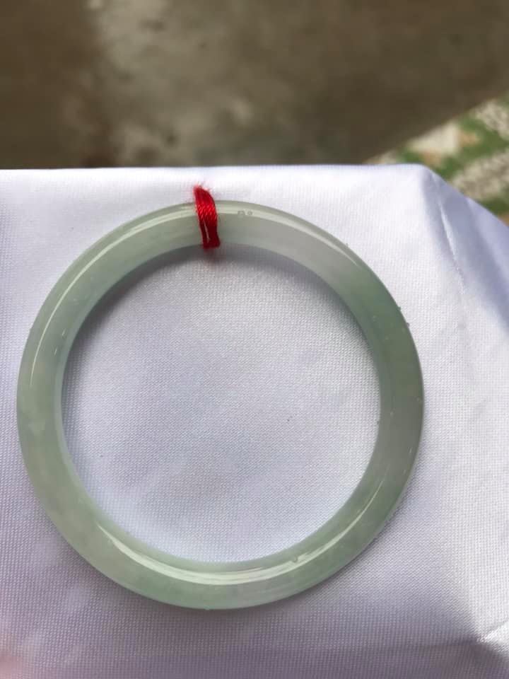 Vòng cẩm thạch tự nhiên Tr A 47mm x 6,8mm Vòng màu Trắng Bóng Xanh Da trời nhẹ đều cả vòng thiệt là đẹp ạ Nữ tay nhỏ 40kg - 47kg ạ