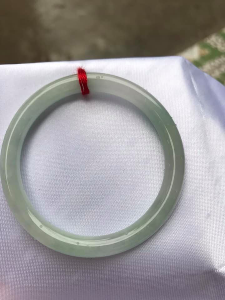 Vòng cẩm thạch tự nhiên Tr A 47mm x 6,8mm Vòng màu Trắng Bóng Xanh Da trời nhẹ đều cả vòng thiệt là đẹp ạ Nữ tay nhỏ 40kg - 47kg ạ