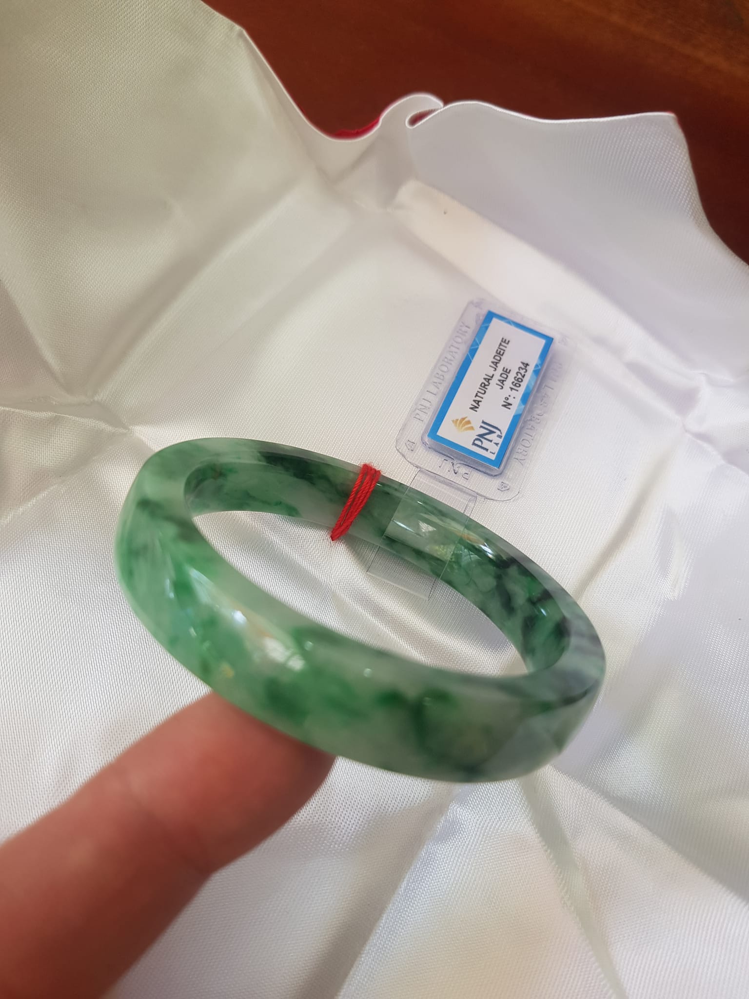 Vòng Tay Đá Ngọc Cẩm Thạch tự nhiên Bản Vuông 50mm Vòng đã kiểm định có giấy chứng nhận P No 166234 Natural Jadeite Nữ cân nặng 50kg - 55kg đeo Sang Tay Đẹp lắm luôn ạ