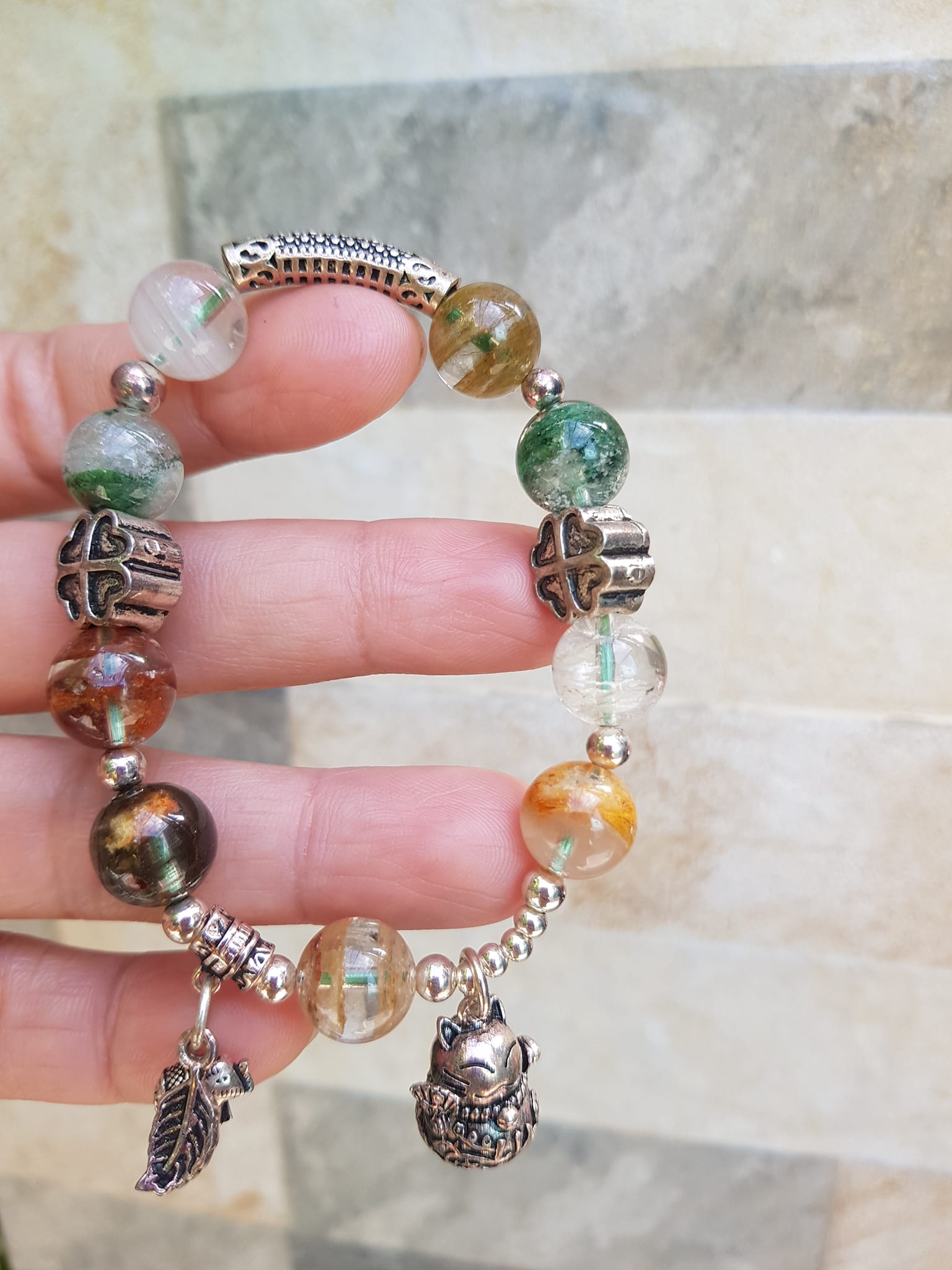 Vòng tay phong thủy may mắn đá thạch anh Ưu linh tự nhiên Charm bạc kiểu hình chiếc lá mèo may mắn hoa đẹp lắm ạ Nữ đeo lên tay vừa đẹp vừa sang tốt cho sưc khỏe, may mắn và phong cách trẻ trung sang trọng ạ
