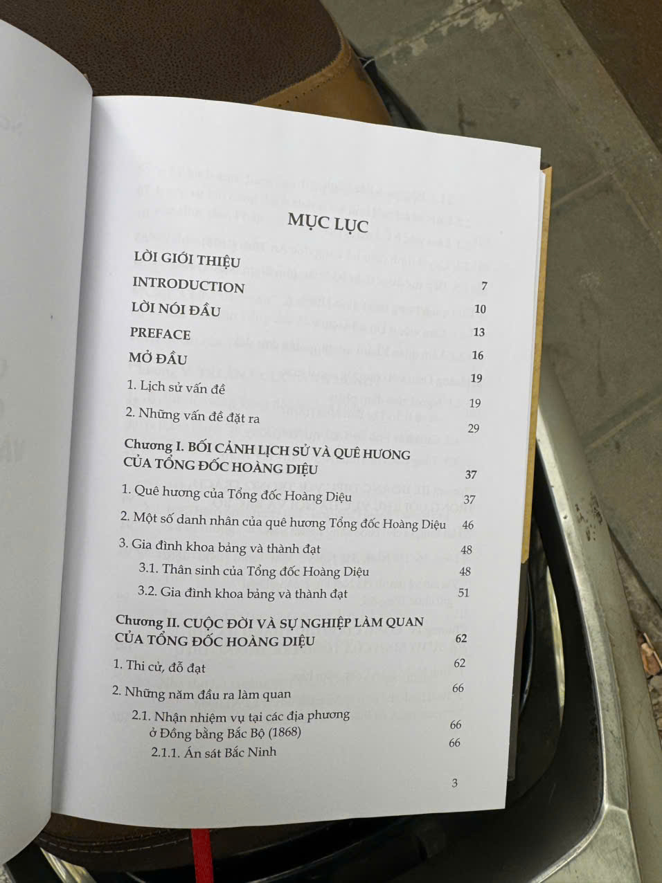(Bìa Cứng) CUỘC ĐỜI, SỰ NGHIỆP CỦA TỔNG ĐỐC HOÀNG DIỆU VÀ CÔNG CUỘC GIỮ THÀNH HÀ NỘI - Nguyễn Quang Hà, Hà Thị Thanh - Tri Thức Trẻ