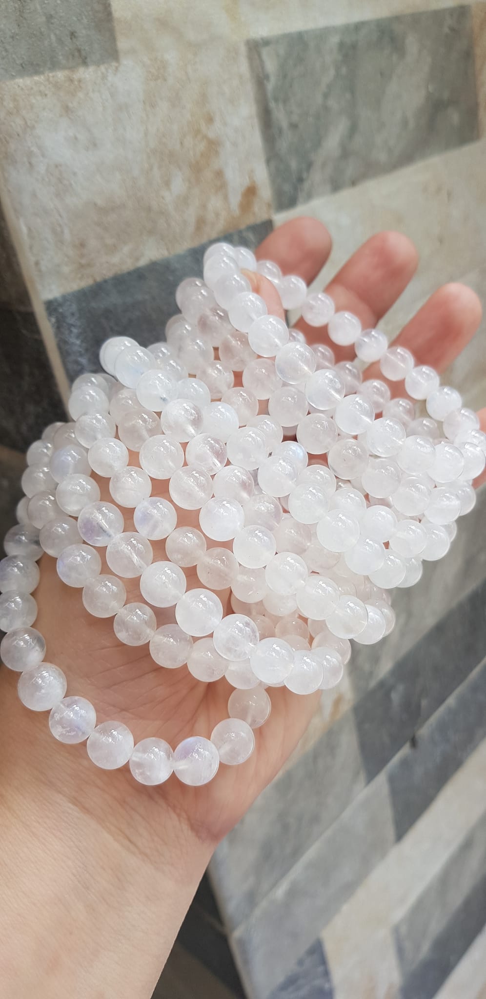 Vòng tay phong thuỷ may mắn moon trắng tự nhiên 8mm hay đá ánh trăng trắng trong bóng đẹp size vòng hạt 8mm màu trắng trong sáng tươi đẹp chuẩn hợp nữ mệnh kim mệnh thuỷ đeo ạ
