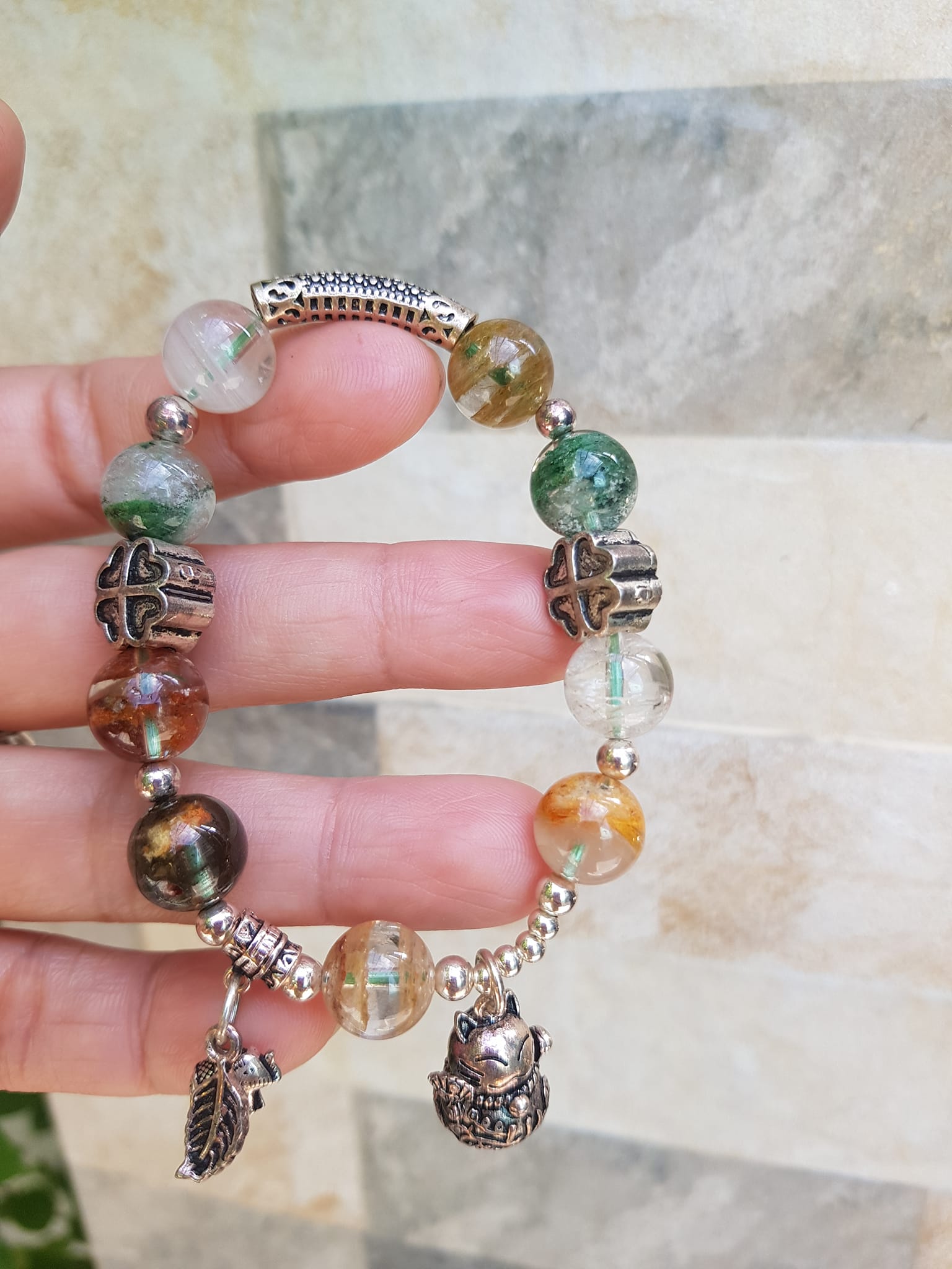 Vòng tay phong thủy may mắn đá thạch anh Ưu linh tự nhiên Charm bạc kiểu hình chiếc lá mèo may mắn hoa đẹp lắm ạ Nữ đeo lên tay vừa đẹp vừa sang tốt cho sưc khỏe, may mắn và phong cách trẻ trung sang trọng ạ