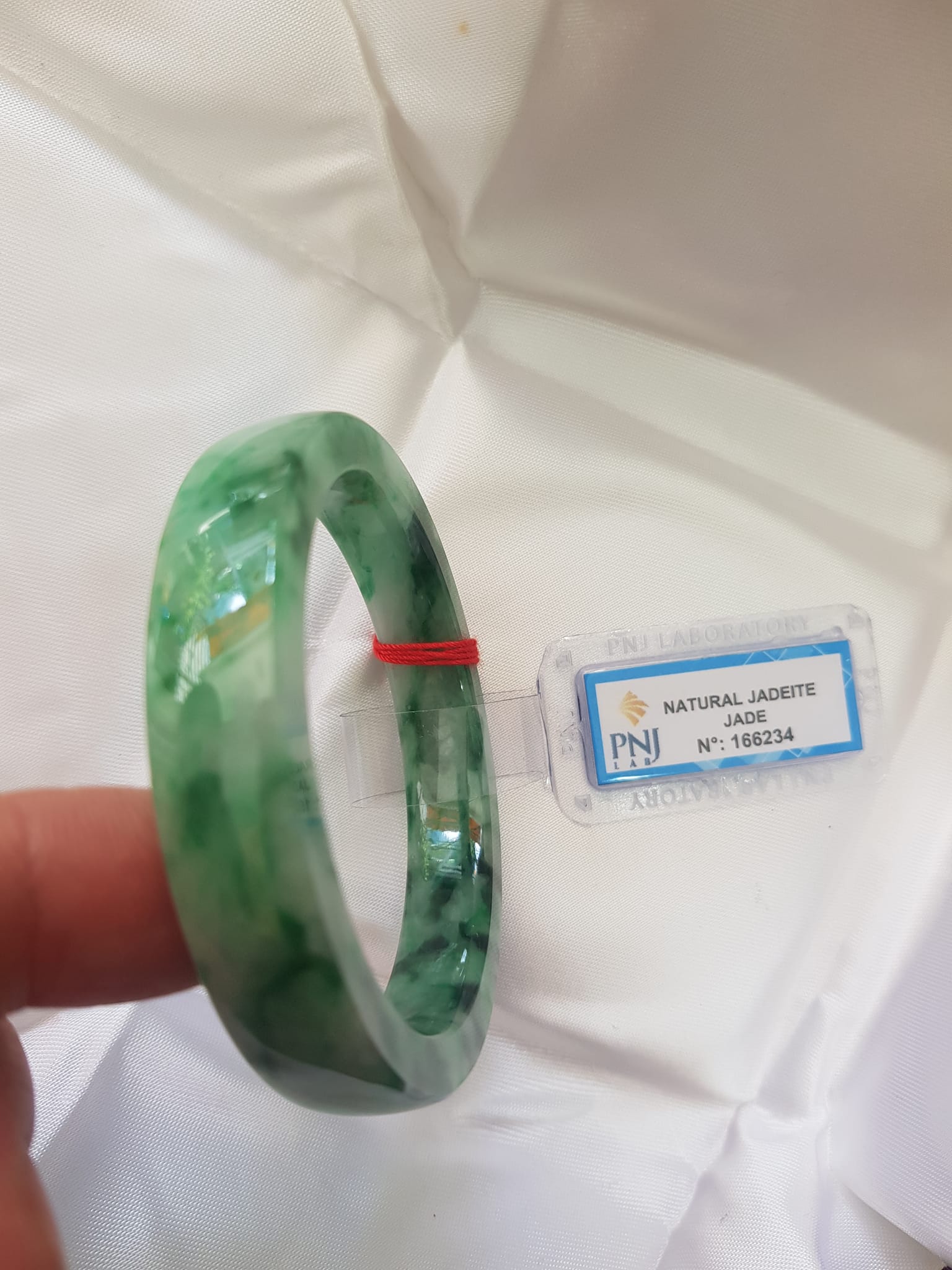 Vòng Tay Đá Ngọc Cẩm Thạch tự nhiên Bản Vuông 50mm Vòng đã kiểm định có giấy chứng nhận P No 166234 Natural Jadeite Nữ cân nặng 50kg - 55kg đeo Sang Tay Đẹp lắm luôn ạ