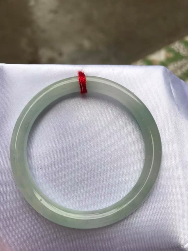 Vòng cẩm thạch tự nhiên Tr A 47mm x 6,8mm Vòng màu Trắng Bóng Xanh Da trời nhẹ đều cả vòng thiệt là đẹp ạ Nữ tay nhỏ 40kg - 47kg ạ