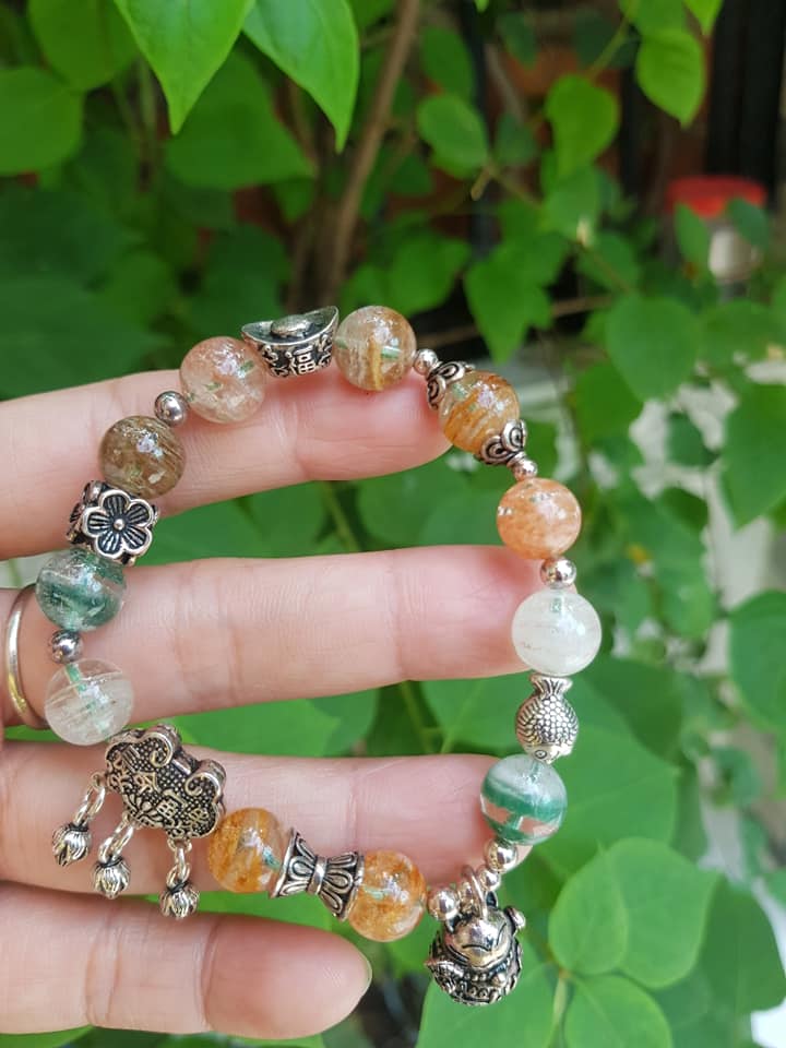 VÒNG TAY PHONG THỦY MAY MẮN ĐÁ THẠCH ANH ƯU LINH TỰ NHIÊN SIZE 10MM BÓNG ĐẸP CHARM PHỤ KIỆN BẠC 925 HÌNH THỎI VÀNG CÁ CHÉP HOA MAY MẮN ĐẸP SANG TAY Ạ
