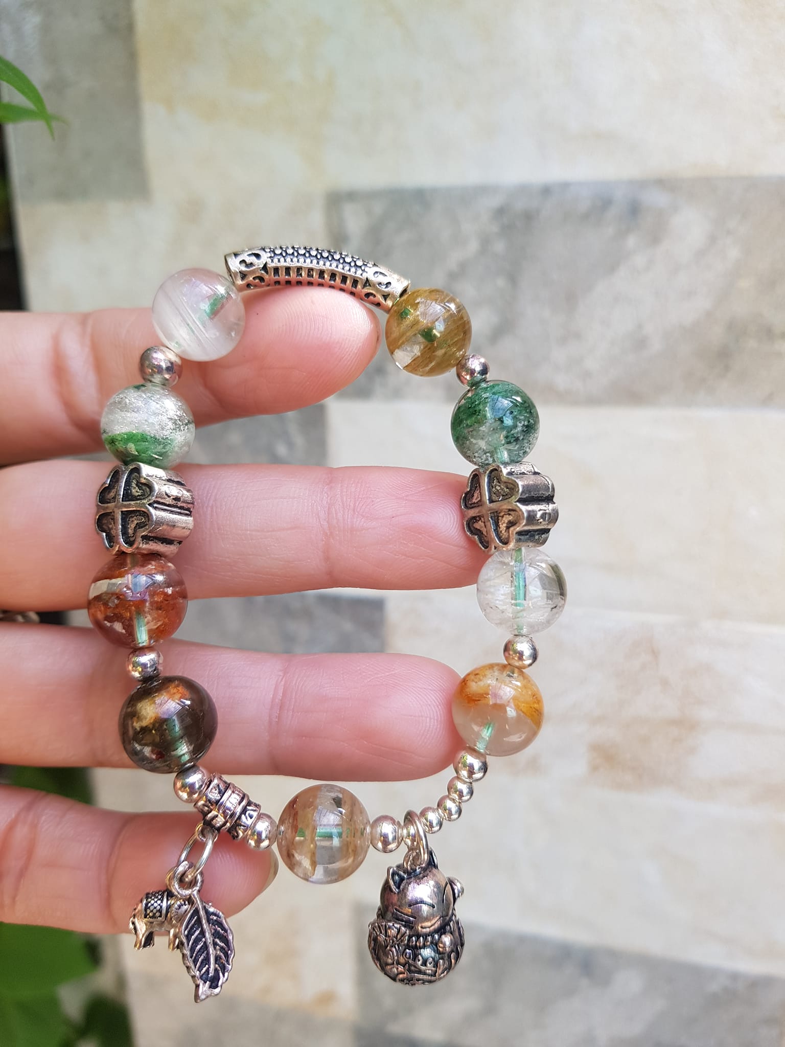 Vòng tay phong thủy may mắn đá thạch anh Ưu linh tự nhiên Charm bạc kiểu hình chiếc lá mèo may mắn hoa đẹp lắm ạ Nữ đeo lên tay vừa đẹp vừa sang tốt cho sưc khỏe, may mắn và phong cách trẻ trung sang trọng ạ