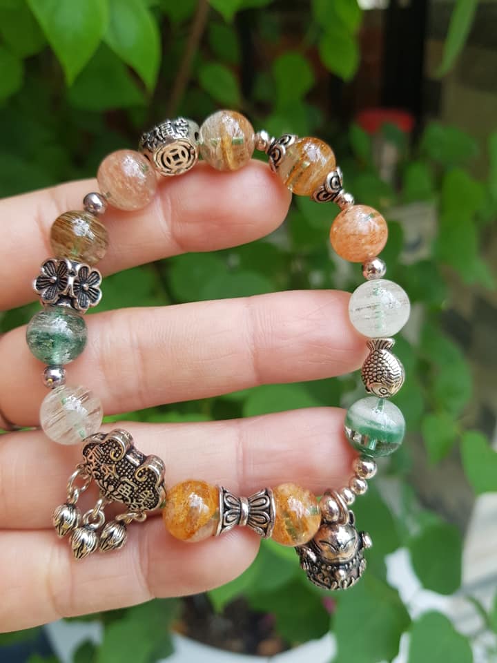 VÒNG TAY PHONG THỦY MAY MẮN ĐÁ THẠCH ANH ƯU LINH TỰ NHIÊN SIZE 10MM BÓNG ĐẸP CHARM PHỤ KIỆN BẠC 925 HÌNH THỎI VÀNG CÁ CHÉP HOA MAY MẮN ĐẸP SANG TAY Ạ