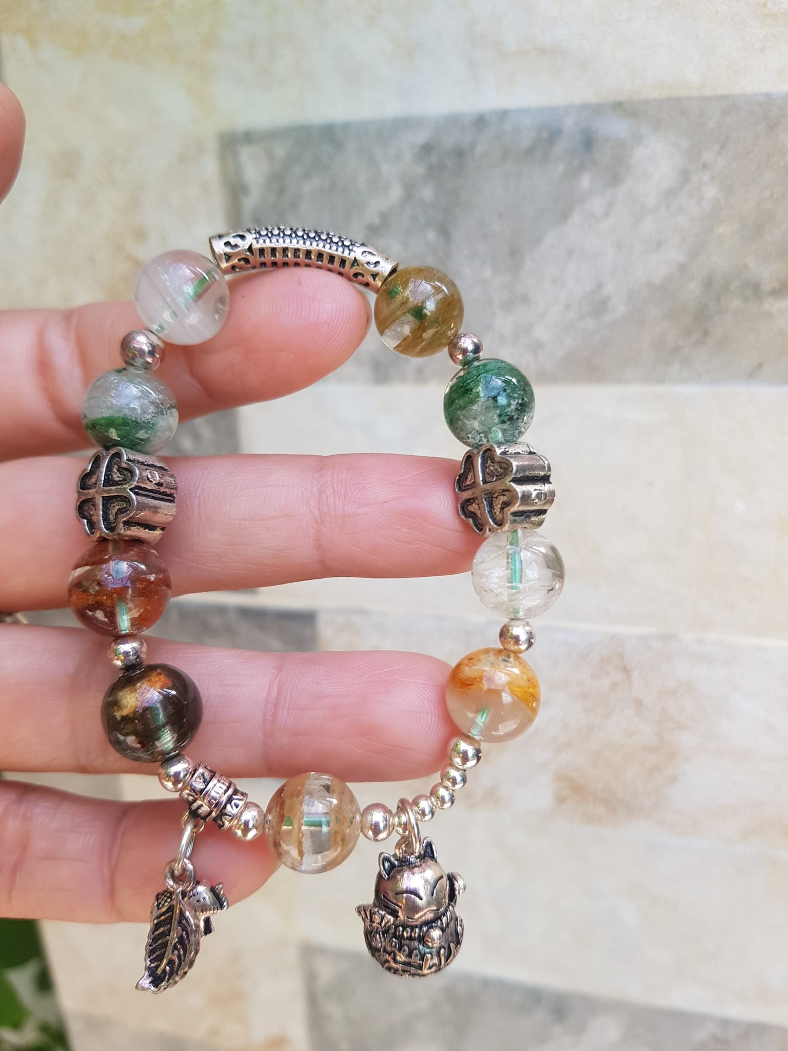 Vòng tay phong thủy may mắn đá thạch anh Ưu linh tự nhiên Charm bạc kiểu hình chiếc lá mèo may mắn hoa đẹp lắm ạ Nữ đeo lên tay vừa đẹp vừa sang tốt cho sưc khỏe, may mắn và phong cách trẻ trung sang trọng ạ