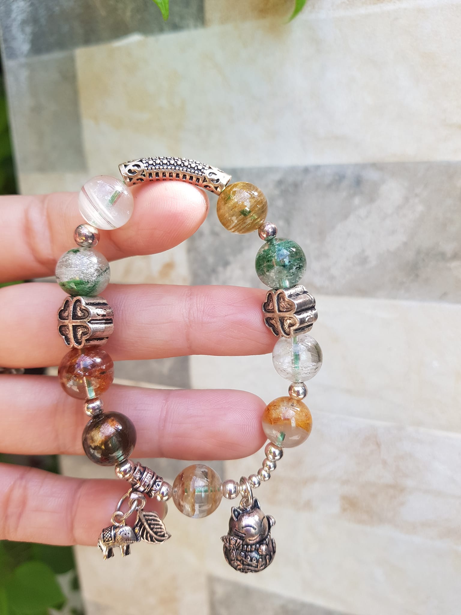 Vòng tay phong thủy may mắn đá thạch anh Ưu linh tự nhiên Charm bạc kiểu hình chiếc lá mèo may mắn hoa đẹp lắm ạ Nữ đeo lên tay vừa đẹp vừa sang tốt cho sưc khỏe, may mắn và phong cách trẻ trung sang trọng ạ