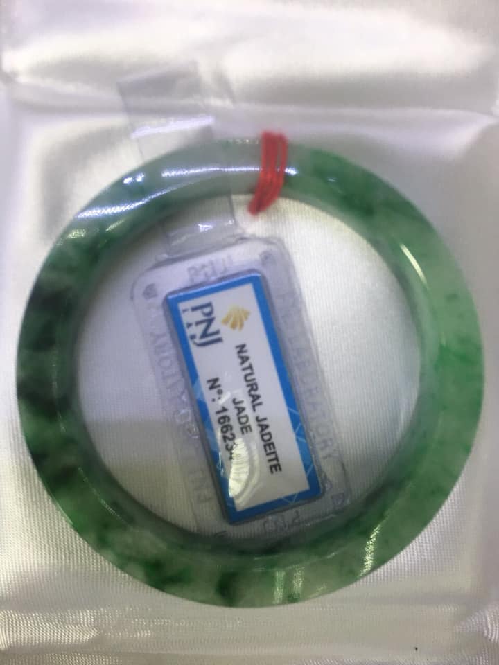 Vòng Tay Đá Ngọc Cẩm Thạch tự nhiên Bản Vuông 50mm Vòng đã kiểm định có giấy chứng nhận P No 166234 Natural Jadeite Nữ cân nặng 50kg - 55kg đeo Sang Tay Đẹp lắm luôn ạ