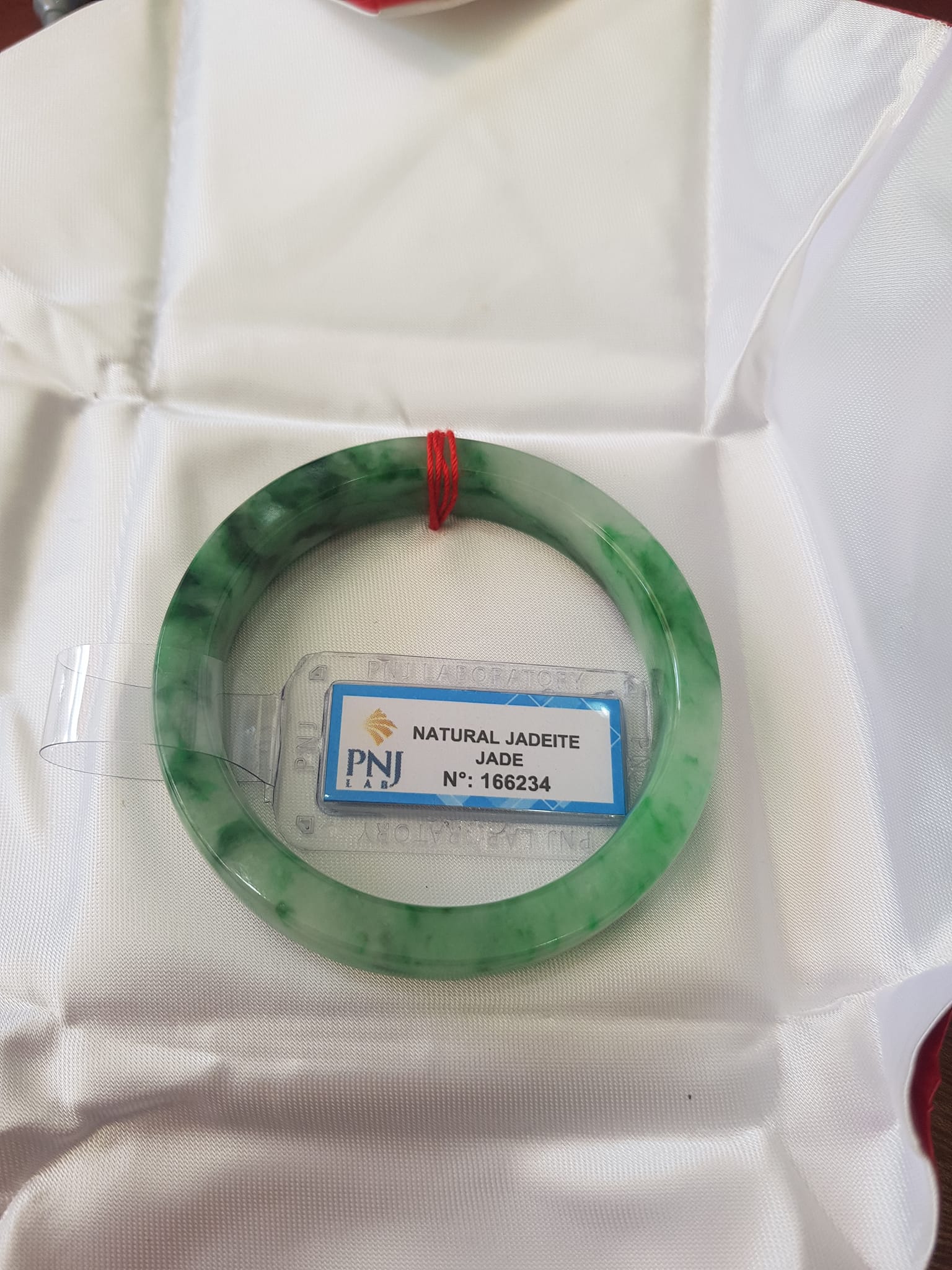 Vòng Tay Đá Ngọc Cẩm Thạch tự nhiên Bản Vuông 50mm Vòng đã kiểm định có giấy chứng nhận P No 166234 Natural Jadeite Nữ cân nặng 50kg - 55kg đeo Sang Tay Đẹp lắm luôn ạ