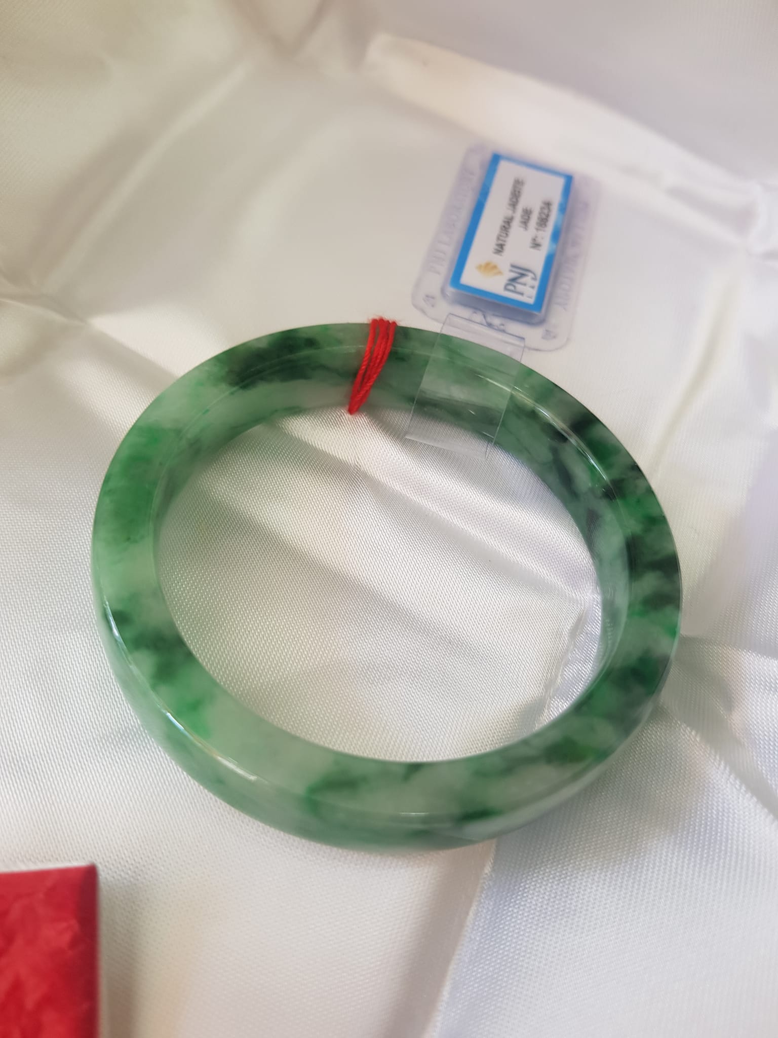 Vòng Tay Đá Ngọc Cẩm Thạch tự nhiên Bản Vuông 50mm Vòng đã kiểm định có giấy chứng nhận P No 166234 Natural Jadeite Nữ cân nặng 50kg - 55kg đeo Sang Tay Đẹp lắm luôn ạ
