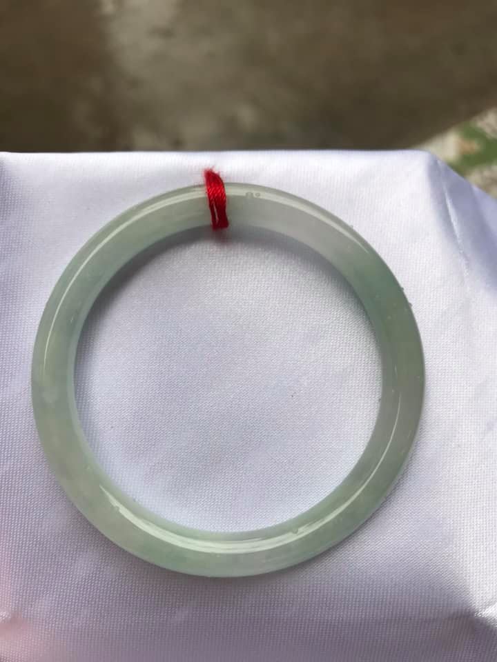 Vòng cẩm thạch tự nhiên Tr A 47mm x 6,8mm Vòng màu Trắng Bóng Xanh Da trời nhẹ đều cả vòng thiệt là đẹp ạ Nữ tay nhỏ 40kg - 47kg ạ
