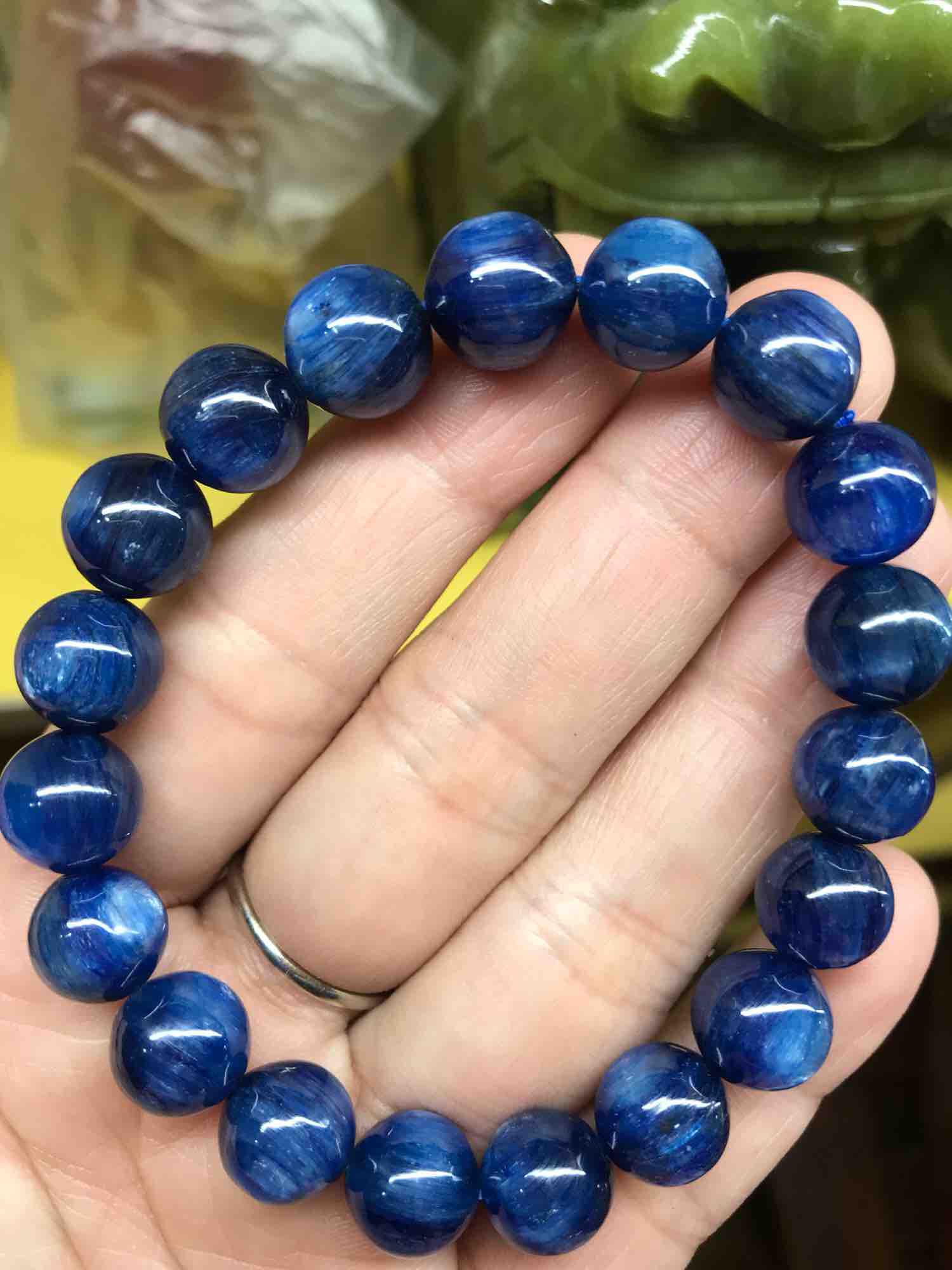 Chiếc Vòng Tay Phong Thủy Đá Kyanite Xanh Dương Đậm Thiệt Đẹp 10mm Là 1 Dạng Đá Sapphire Nước Tự Nhiên Nữ Mệnh Thủy Mệnh Mộc Đeo Sang Trọng Hợp Tuổi Công Việc Tốt Đẹp