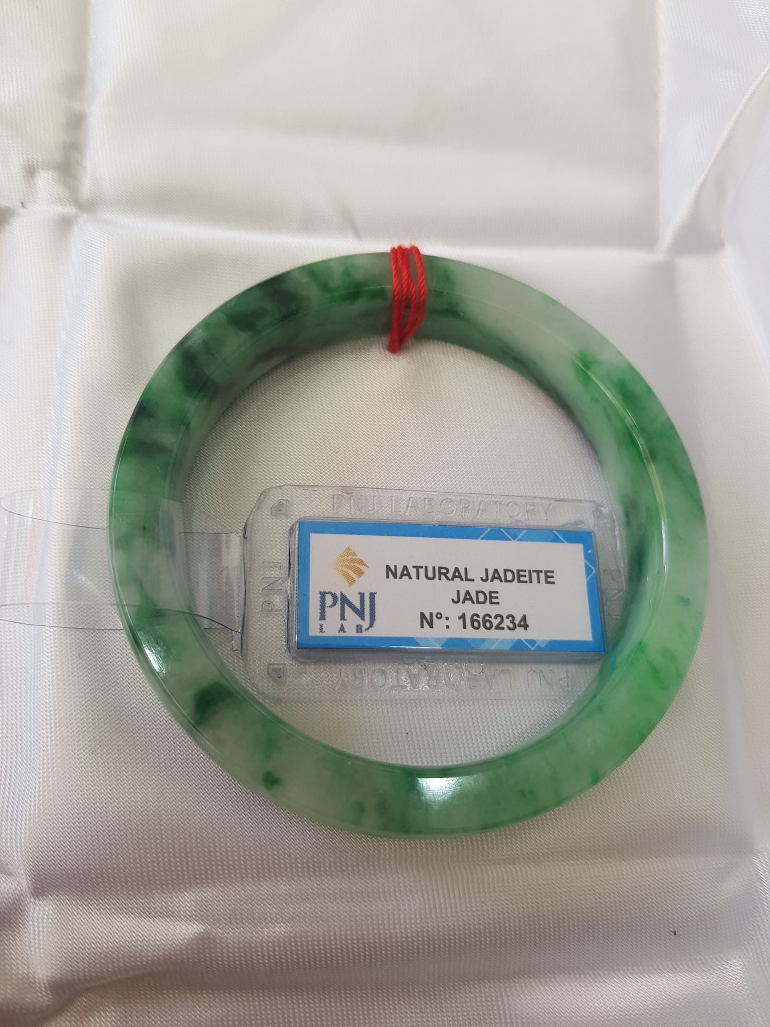 Vòng Tay Đá Ngọc Cẩm Thạch tự nhiên Bản Vuông 50mm Vòng đã kiểm định có giấy chứng nhận P No 166234 Natural Jadeite Nữ cân nặng 50kg - 55kg đeo Sang Tay Đẹp lắm luôn ạ