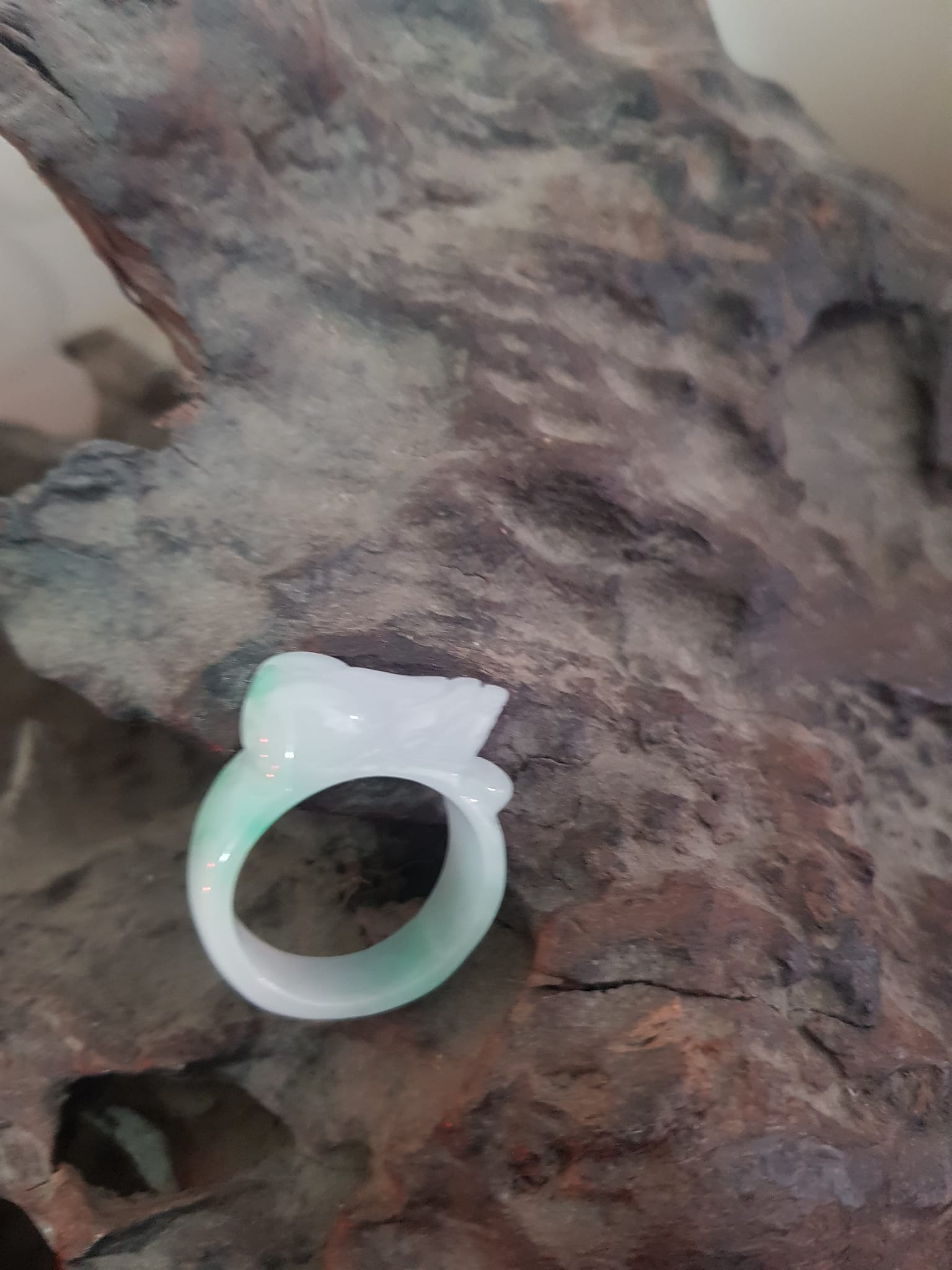 Nhẫn Tỳ Hưu Mới Nam Ni 19mm Đá Cẩm Thạch Tự Nhiên Trắng Xanh nhẹ Bóng Đẹp Size Nhẫn đk 19mm x bản 11mm ạ