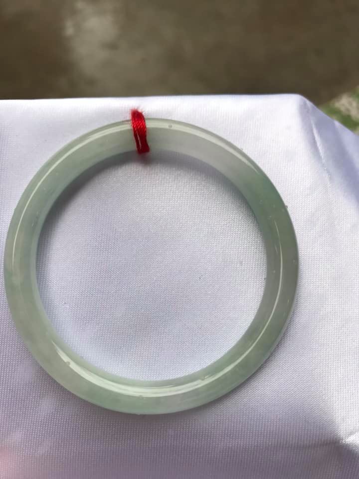 Vòng cẩm thạch tự nhiên Tr A 47mm x 6,8mm Vòng màu Trắng Bóng Xanh Da trời nhẹ đều cả vòng thiệt là đẹp ạ Nữ tay nhỏ 40kg - 47kg ạ