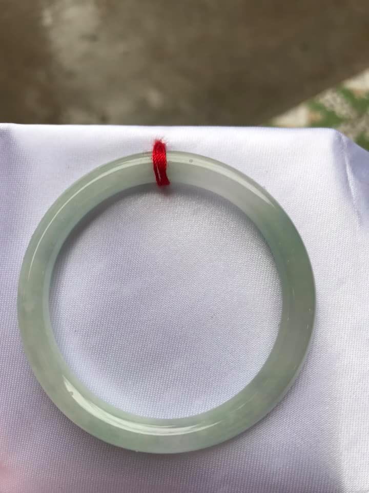 Vòng cẩm thạch tự nhiên Tr A 47mm x 6,8mm Vòng màu Trắng Bóng Xanh Da trời nhẹ đều cả vòng thiệt là đẹp ạ Nữ tay nhỏ 40kg - 47kg ạ