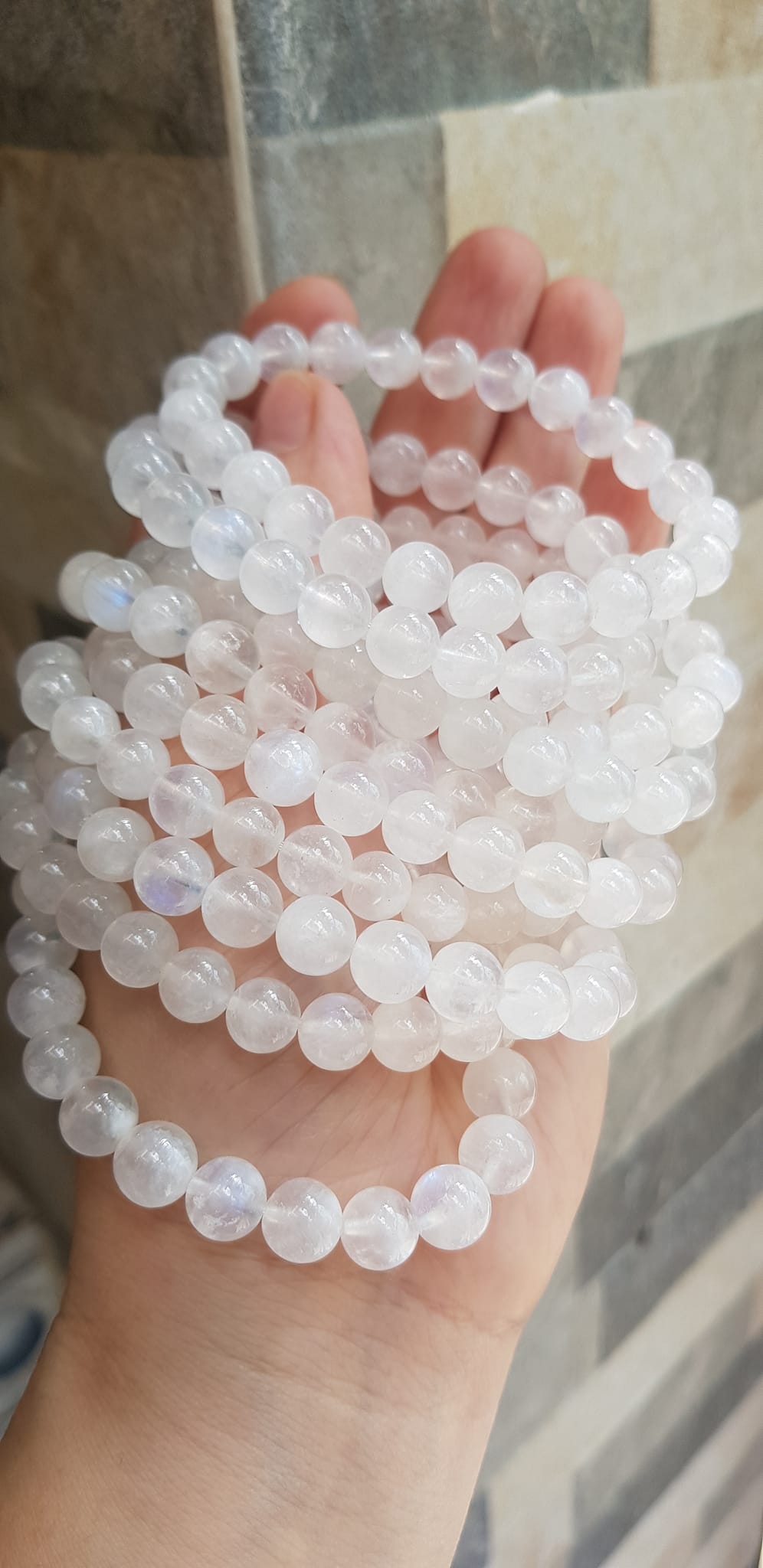 Vòng tay phong thuỷ may mắn moon trắng tự nhiên 8mm hay đá ánh trăng trắng trong bóng đẹp size vòng hạt 8mm màu trắng trong sáng tươi đẹp chuẩn hợp nữ mệnh kim mệnh thuỷ đeo ạ