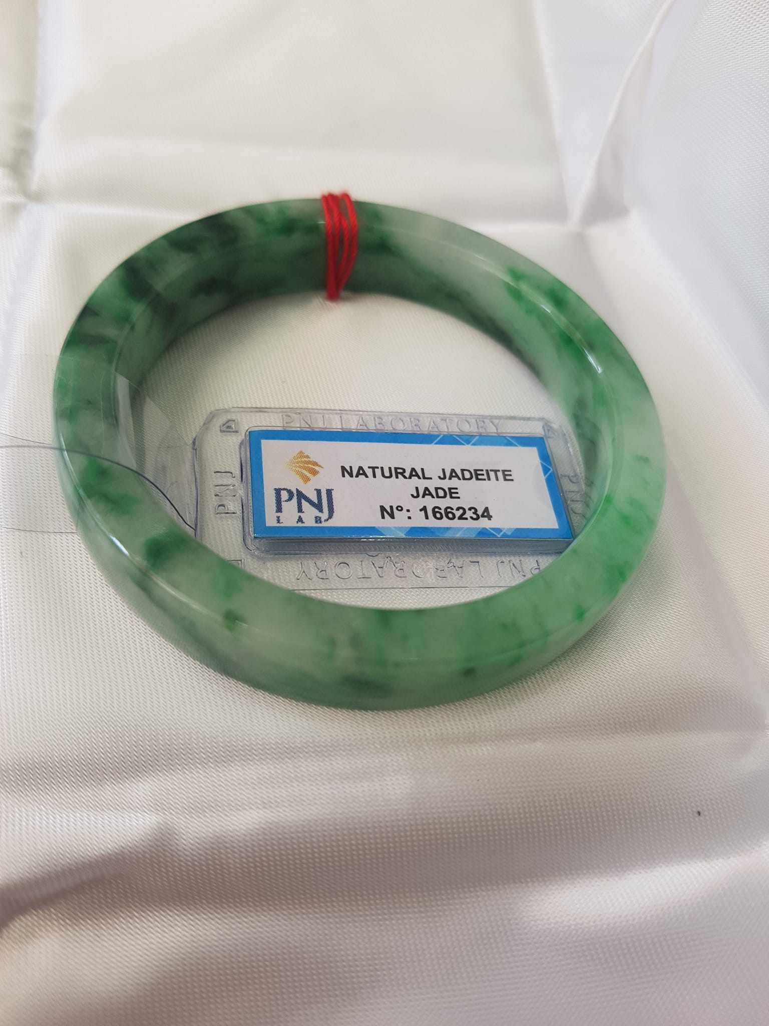 Vòng Tay Đá Ngọc Cẩm Thạch tự nhiên Bản Vuông 50mm Vòng đã kiểm định có giấy chứng nhận P No 166234 Natural Jadeite Nữ cân nặng 50kg - 55kg đeo Sang Tay Đẹp lắm luôn ạ