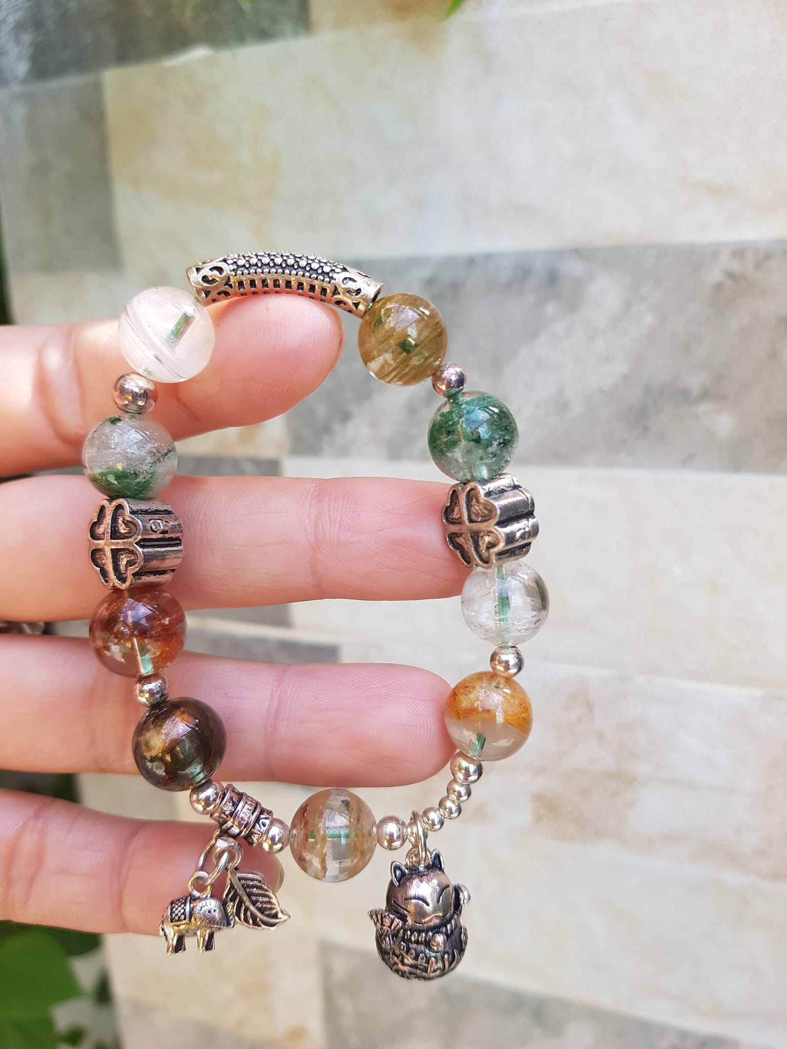 Vòng tay phong thủy may mắn đá thạch anh Ưu linh tự nhiên Charm bạc kiểu hình chiếc lá mèo may mắn hoa đẹp lắm ạ Nữ đeo lên tay vừa đẹp vừa sang tốt cho sưc khỏe, may mắn và phong cách trẻ trung sang trọng ạ