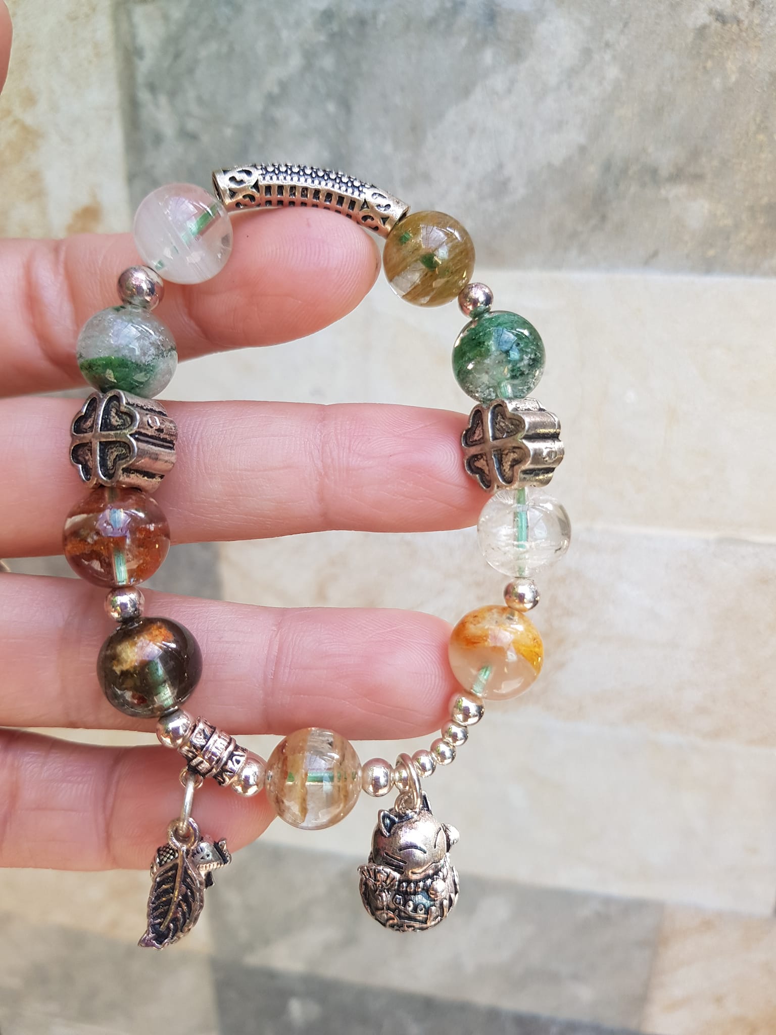 Vòng tay phong thủy may mắn đá thạch anh Ưu linh tự nhiên Charm bạc kiểu hình chiếc lá mèo may mắn hoa đẹp lắm ạ Nữ đeo lên tay vừa đẹp vừa sang tốt cho sưc khỏe, may mắn và phong cách trẻ trung sang trọng ạ