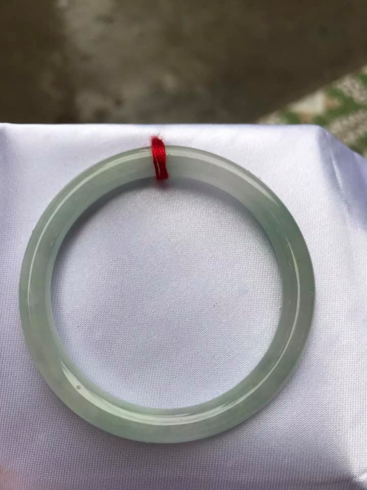 Vòng cẩm thạch tự nhiên Tr A 47mm x 6,8mm Vòng màu Trắng Bóng Xanh Da trời nhẹ đều cả vòng thiệt là đẹp ạ Nữ tay nhỏ 40kg - 47kg ạ