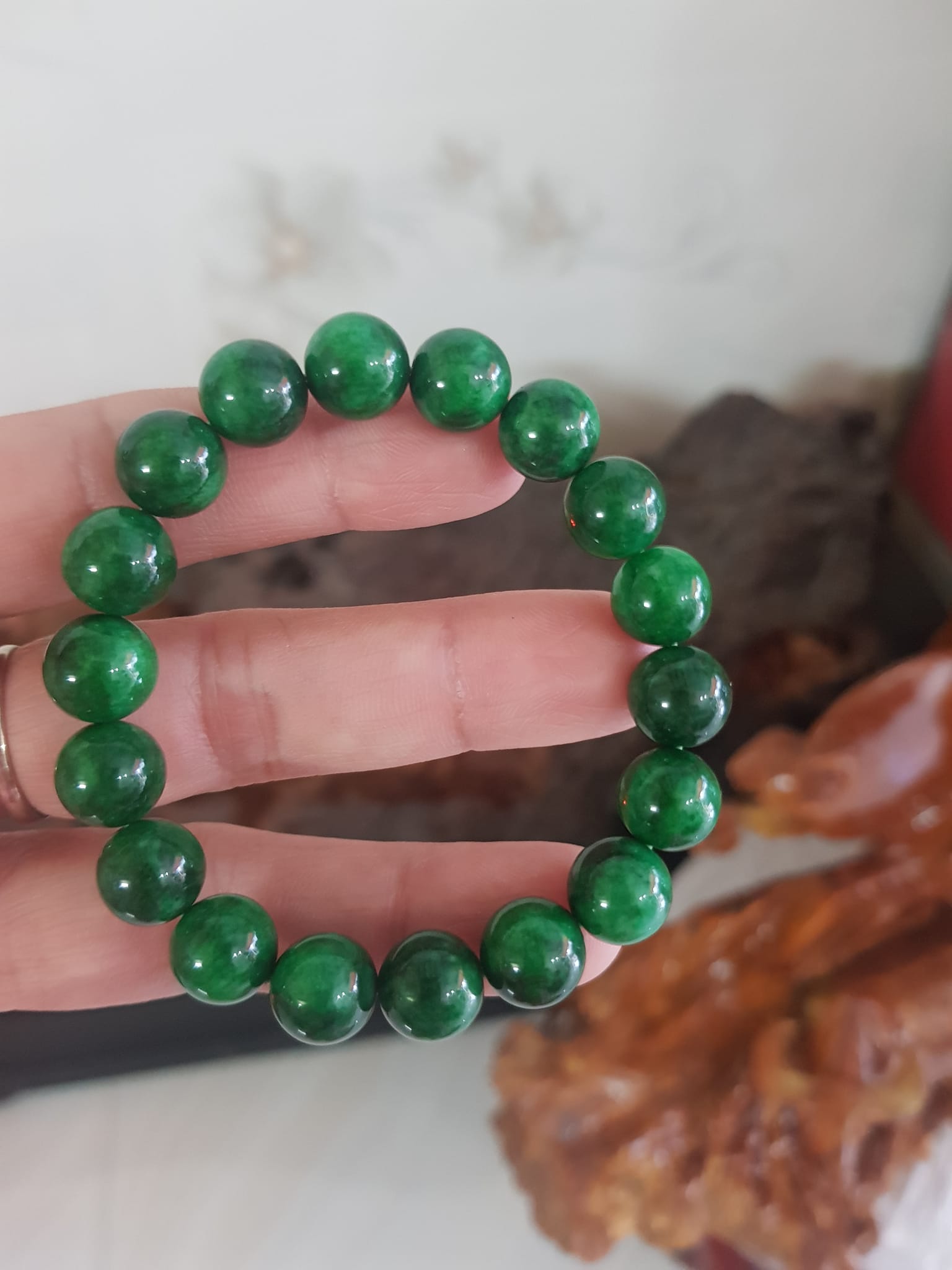 Vòng cẩm thạch xanh đậm rẻ đẹp Nữ mạng mộc mạng hỏa mạng thủy ạ Size vòng 10mm nữ đeo lên tay màu xanh hy vọng tươi sáng đẹp ạ