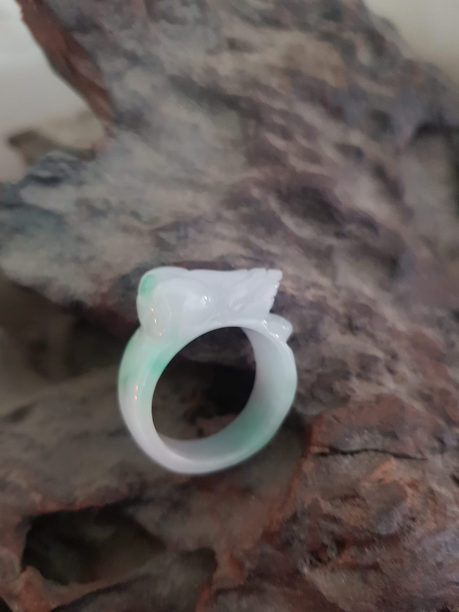 Nhẫn Tỳ Hưu Mới Nam Ni 19mm Đá Cẩm Thạch Tự Nhiên Trắng Xanh nhẹ Bóng Đẹp Size Nhẫn đk 19mm x bản 11mm ạ
