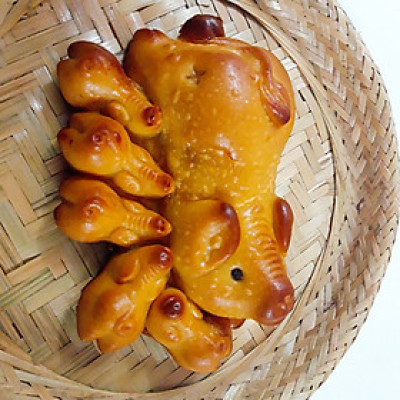 BÁNH TRUNG THU BẦY HEO 5 CON THÀNH LONG - NHÂN ĐẬU XANH, NHÂN DỪA 220G - VIỆT NAM