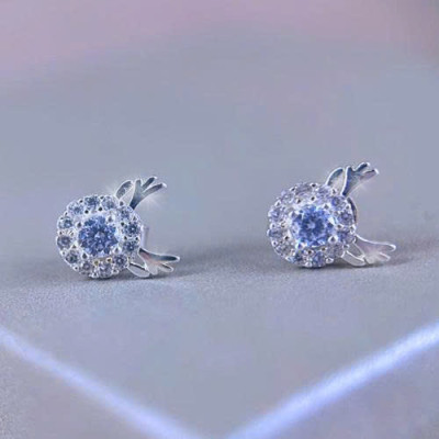 Bông tai nụ bạc Ý với thiết kế hình tròn hoặc hình bán nguyệt, được tạo điểm nhấn bởi một viên đá lớn lấp lánh ở trung tâm, phong cách tinh tế, sang trọng, phù hợp đi tiệc, đi làm - BM354.2