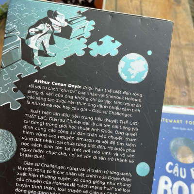 (Arthur Conan Doyle – tác giả bộ tiểu thuyết trinh thám kinh điển Sherlock Holmes) [Tặng 02 Postcard]  BOXSET NHỮNG CUỘC PHIÊU LƯU CỦA GIÁO SƯ CHALLENGER (2 Tập) – Wingbooks - NXB Kim Đồng – bìa mềm